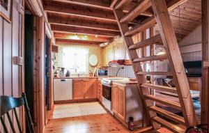 een keuken met houten kasten en een houten trap bij Beautiful Home In Rendalen With 3 Bedrooms And Wifi in Rendalen