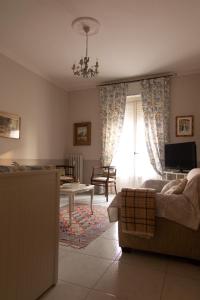 a living room with a couch and a table at Appartamento Santa Rita in Vigevano