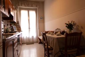 a kitchen with a table and a window in a kitchen at Appartamento Santa Rita in Vigevano