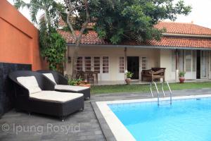 un complejo con piscina y casa en Villa Diamond, en Yogyakarta