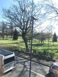 una furgoneta estacionada junto a un semáforo con un árbol en Home on the Park en Mánchester