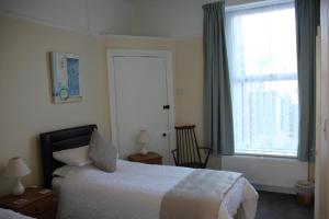 een hotelkamer met een bed en een raam bij Candlelight in Minehead