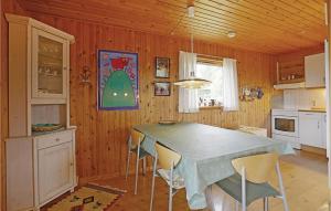 グドイェムにあるBeautiful Home In Gudhjem With Kitchenのキッチン(テーブル、椅子付)
