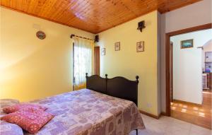 1 dormitorio con cama y techo de madera en Lovely Apartment In Gioviano -lu- With Kitchen, en Ghivizzano