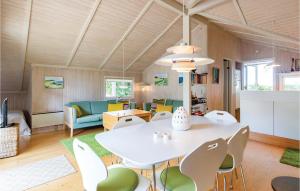 uma sala de jantar e sala de estar com uma mesa branca e cadeiras em Nice Home In Rude With Kitchen em Rude