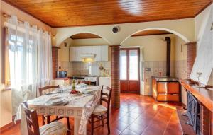 cocina con mesa y sillas en una habitación en Lovely Apartment In Gioviano -lu- With Kitchen, en Ghivizzano