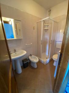 La salle de bains est pourvue d'un lavabo, d'une douche et de 2 toilettes. dans l'établissement Agriturismo La Locandiera, à Montemerano