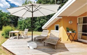 patio con ombrellone, sedie e tavolo di Nice Home In Rude With Kitchen a Rude