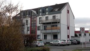 un edificio con coches estacionados en un estacionamiento en Apartment in zentraler Lage Kassels en Kassel