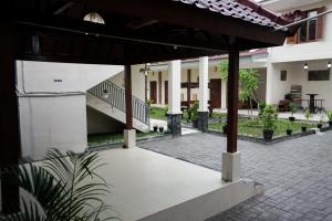 Puutarhaa majoituspaikan Naima Jiwo ulkopuolella