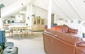 HavrvigにあるGorgeous Home In Hvide Sande With Wifiのリビングルーム(ソファ、テーブル付)