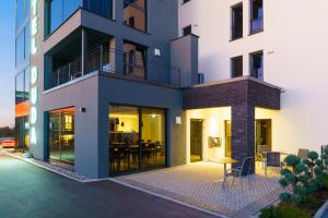 a house with a courtyard with a table in front of it at DuDa Boarding Apartments in Langenbruck