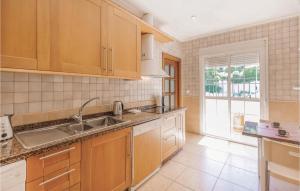 Nhà bếp/bếp nhỏ tại 3 Bedroom Stunning Home In Gelves