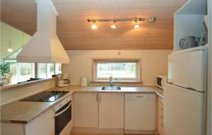 Kuchyň nebo kuchyňský kout v ubytování Holiday Home Egernstien Væggerløse Iv + 10 fotografií
