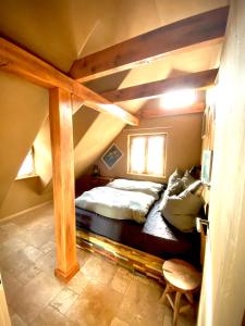 a bedroom with a large bed in the attic at Exklusive ökologische Ferienwohnung , Innenstadt, DG in Wernigerode