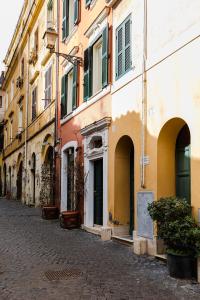 een geplaveide straat in een stad met gebouwen bij Residenza del Cedro in Rome