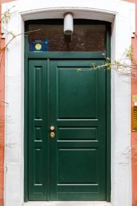 a green door in a building with a light above it at Residenza del Cedro in Rome