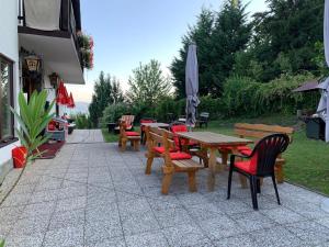 A garden outside Hotel Garni Haus am Wald