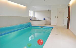 una piscina con una bola roja en una habitación en Tisvildelund, en Vejby