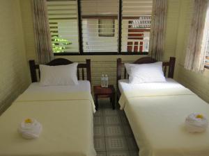 เตียงในห้องที่ Cameron Island Resort