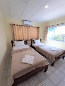 מיטה או מיטות בחדר ב-Cameron Island Resort