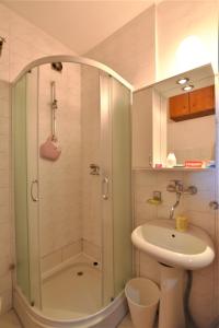 W łazience znajduje się prysznic i umywalka. w obiekcie Autokomanda Apt. with Beautiful View near Center! w mieście Dedinje