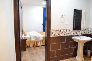 ein Bad mit einem Waschbecken und einem Bett in der Unterkunft برج الشمال للشقق الفندقية Burj ALShamal in Tabuk