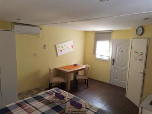 um quarto com uma mesa, uma cama e uma mesa em Apartman Andjela 2 em Vrdnik