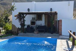 Villa con piscina frente a una casa en Villa Garcia - Old Reformed Cortijo, en Sorbas