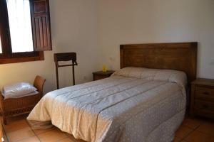 une chambre avec un lit, une chaise et une fenêtre dans l'établissement Villa Garcia - Old Reformed Cortijo, à Sorbas 11 autres photos