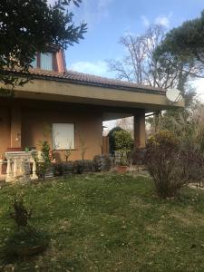 una casa con portico e cortile di Arturo & Trilly a Ronciglione