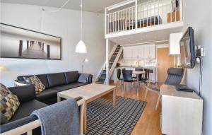 ファーボにあるAmazing Apartment In Faaborg With 2 Bedrooms, Wifi And Outdoor Swimming Poolのリビングルーム(ソファ、テーブル付)