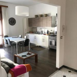 a living room with a table and a kitchen at La Casa di Anna in Siderno Marina