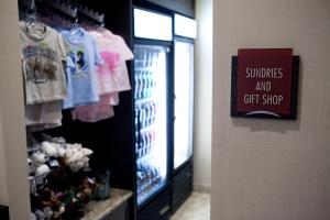 安克里奇市中心皇冠假日酒店的证书、奖牌、标识或其他文件