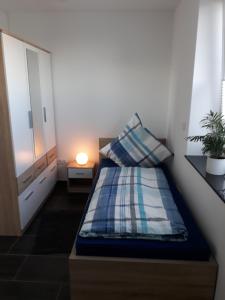 małą sypialnię z łóżkiem i lustrem w obiekcie Ferienwohnung Pusteblume w mieście Alpen