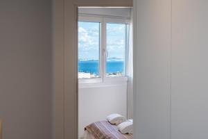 Okno w pokoju z widokiem na ocean w obiekcie Ahoy Apartments w mieście El Campello