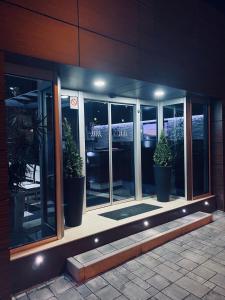 Muka bangunan atau pintu masuk Hotel Viva