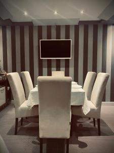 Televisyen dan/atau pusat hiburan di Hotel Viva