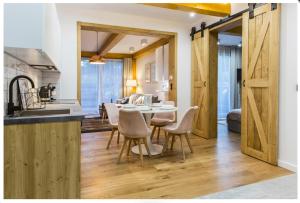Kuchyňa alebo kuchynka v ubytovaní VIP Apartamenty Gorski Relax SPA