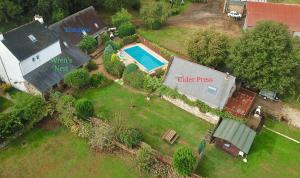 una vista aérea de una casa con piscina en Gîtes de Camors, en Camors