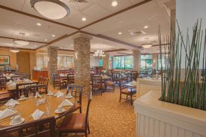 
A restaurant or other place to eat at Crowne Plaza Hotel Executive Center Baton Rouge, an IHG Hotel
