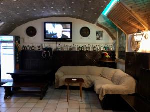 ein Wohnzimmer mit einem Sofa und einer Bar in der Unterkunft whole basemenet former pub4 stag do/hen party in Budapest