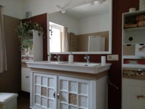een badkamer met een wastafel en een spiegel bij Chambres La Belle Vue in Dinant