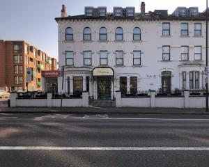 un edificio blanco en la esquina de una calle en Pembury Hotel at Finsbury Park, en Londres