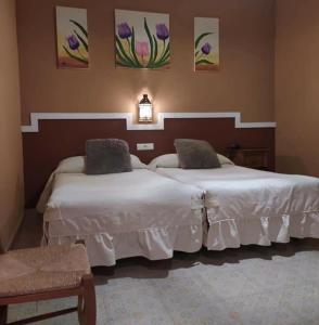En eller flere senger på et rom på Hotel Sierra de Araceli Lucena