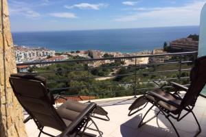 balcone con 2 sedie e vista sull'oceano di Luxus Ferienhaus Casa Paraiso a Sesimbra