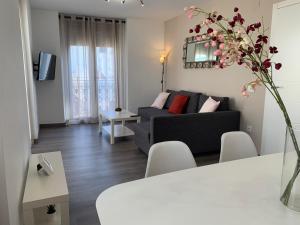 sala de estar con sofá y mesa en Zerka Sendra, en Valencia