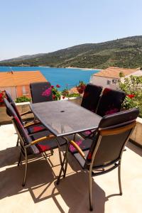 einen Tisch und Stühle auf einer Terrasse mit Aussicht in der Unterkunft Villa Lovric in Marina