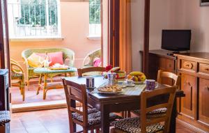 TV a/nebo společenská místnost v ubytování Casa Goletta soggiorno per 4 a 2 minuti dalla spiaggia IUNQ0334 + 14 fotografií