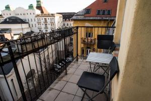 een balkon met stoelen en een tafel bij I Love Spa in Boedapest
